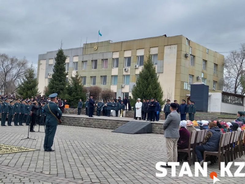 Алматы облысында қаралы митинг өтіп, тікұшақ апатынан қаза болған екі сарбазды жер қойнына тапсырды