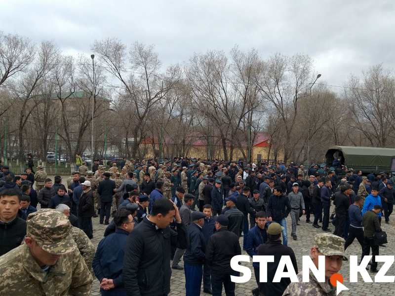 Алматы облысында қаралы митинг өтіп, тікұшақ апатынан қаза болған екі сарбазды жер қойнына тапсырды