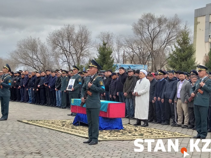 Алматы облысында қаралы митинг өтіп, тікұшақ апатынан қаза болған екі сарбазды жер қойнына тапсырды