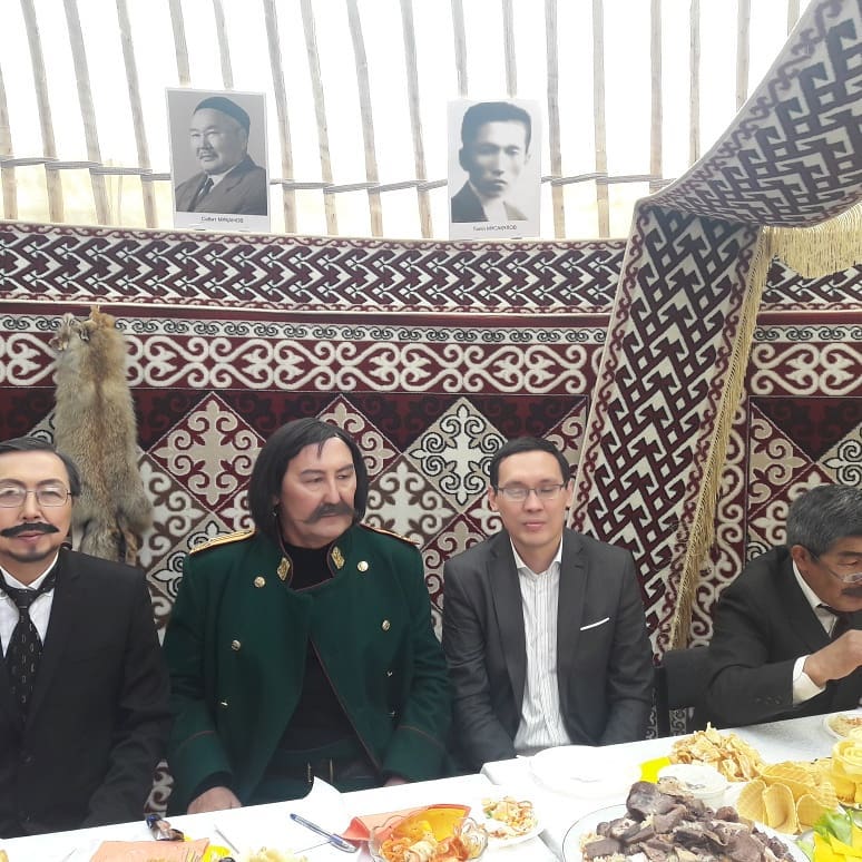 Алматыдағы ҚазҰУ-да өткен наурыз тойына мұғалімдер ақын-жазушылар кейпінде келді
