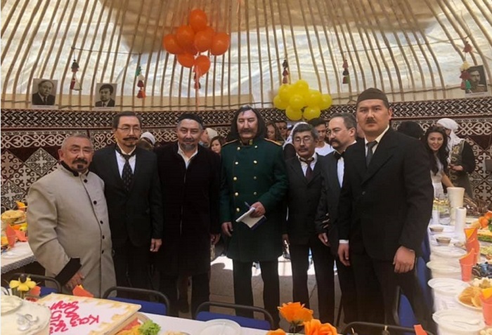 Алматыдағы ҚазҰУ-да өткен наурыз тойына мұғалімдер ақын-жазушылар кейпінде келді