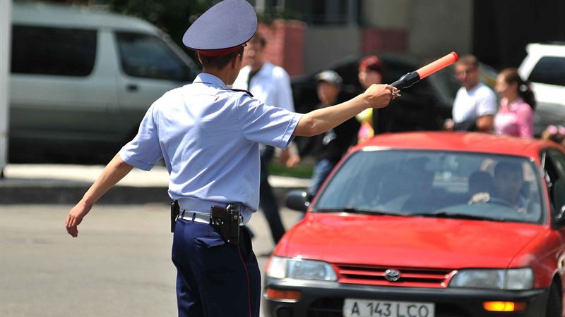 Сенаторлар қазақстандық жол полицейлеріне алатаяғын қайтаруды сұрады