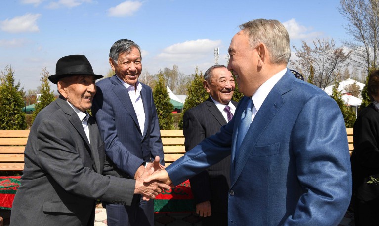 Назарбаев туған жеріне барып, сыныптастарымен кездесті (фото)