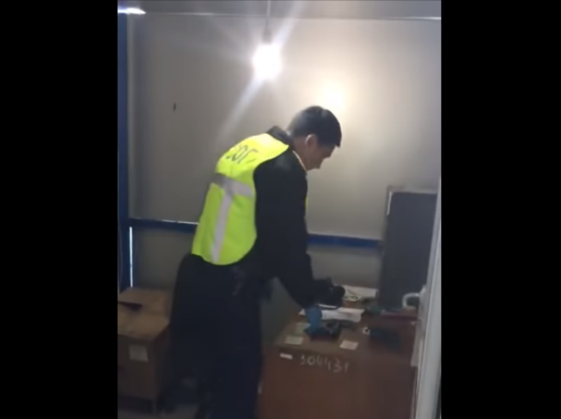 Атырау әуежайында полиция қызметкері аңдаусызда әйелдің аяғына оқ атып жіберді (видео)