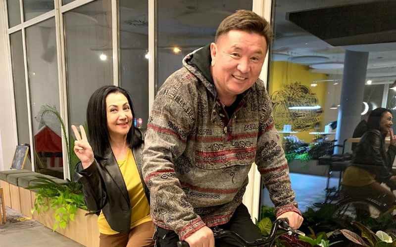 Әдемі сексуалды қыз қарт адамды трахает