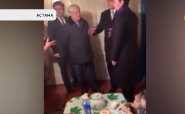Шешуге уақыт жоқ: Министр Сапарбаев көпбалалы отбасының төріне аяқ киіммен кіріп кетті