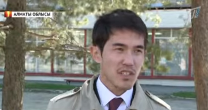 Көмір, азық-түлік алып береді: Алматы облысында қарапайым мұғалім жігіт мұқтаж жандарға тегін нан таратып жүр