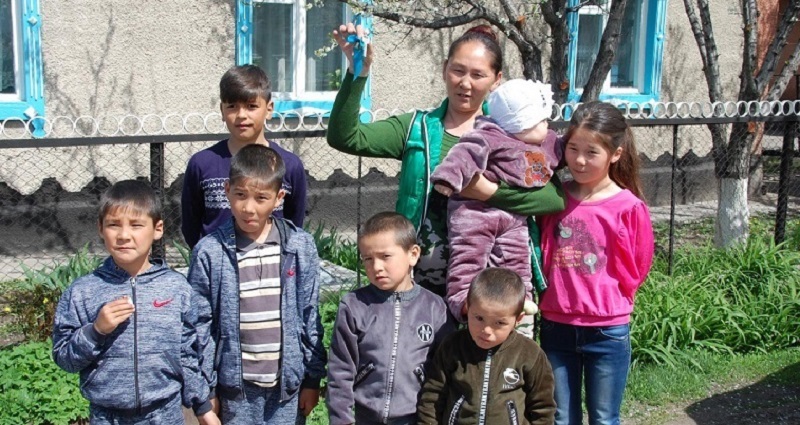 Алматы облысында кәсіпкер 7 балалы анаға пәтер алып берді