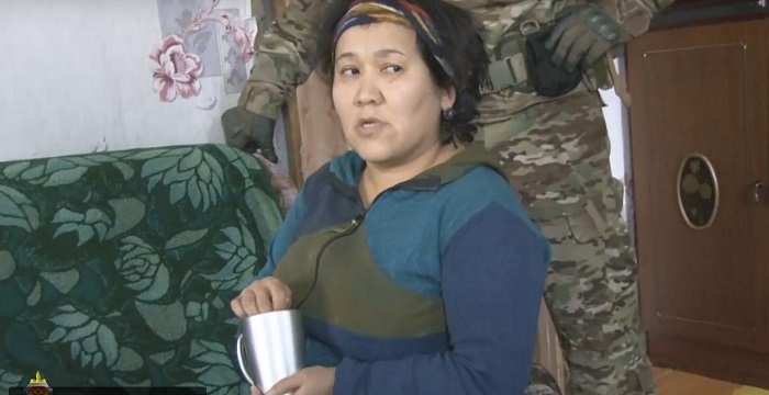 Еркек пен әйел бір-бірінің алдында жұлқынады