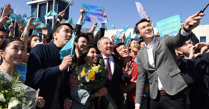 Назарбаев Алматыға келді: Оны 2000 студент күтіп алды