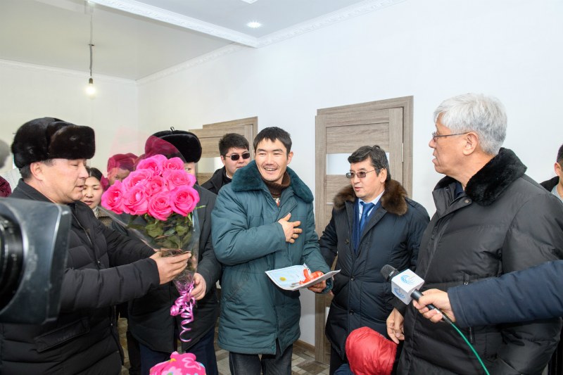 Алматы облысында меценат моншада тұрып жатқан бес балалы отбасыға жаңа үй алып берді