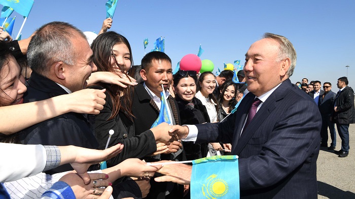 Назарбаев Алматыға келді: Оны 2000 студент күтіп алды
