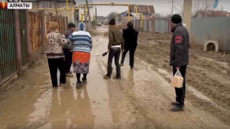 "Бар тапқанымыз аяқ киімге кетеді": Алматы тұрғындары 13 жылдан бері жолдың азабын тартып келеді