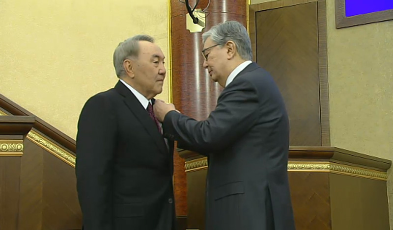 Назарбаевқа ең жоғарғы мемлекеттік марапат берілді: парламент отырысы қалай аяқталды