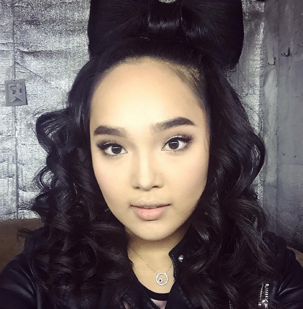 Желіде ер адам қыздың аузына кіргізеді Желіде ер адам қыздың аузына кіргізеді