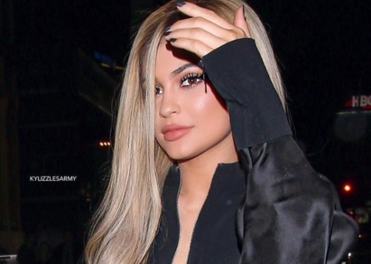 Порно сәбилер кискаларын беттеріне ысқылайды (серіктестік) Минет кейін сперму