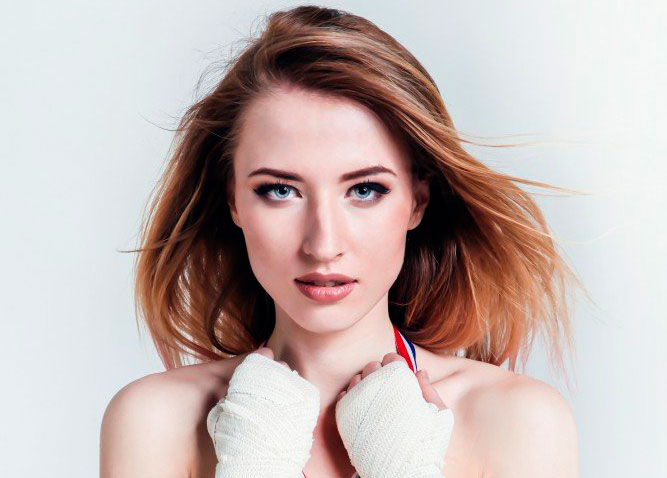 Жолдағы жалаңаш қыздың фотосы