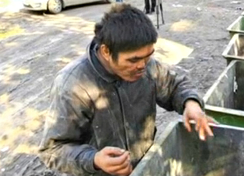 Ол колготкасын оның аузына тықты.