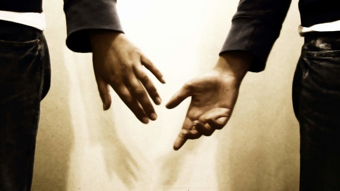 hands-apart-950x534