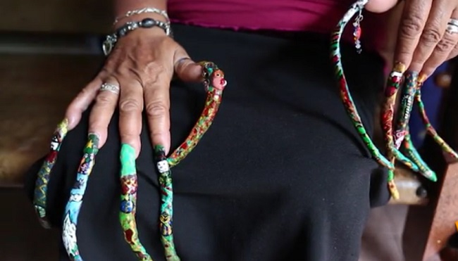 Сексуалды аққұба өзінің сексуалды есегі мен қисық кеуделерімен шақырады. Порно үлкен дилдоға отырды