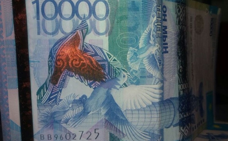 Көшеде ақша үшін трафарет болған сағат Көшеде ақша үшін трафарет болған сағат