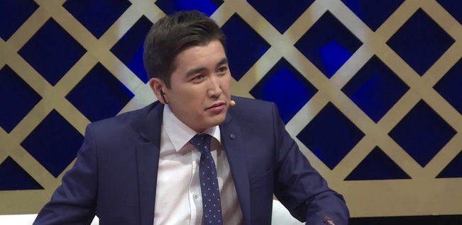 Күйеуінің әйелінің кискасына қолын қойған видеосы