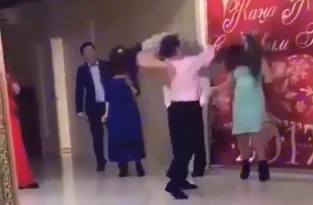 Өзінің басты порносындағы жетілген әйел Жыныстық қатынас кезінде қынаппен порно фарт