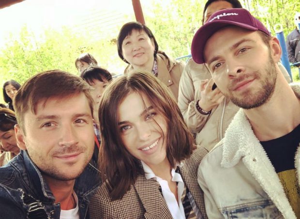 Поцелудің порно видеолары Төрт бисексуалы және аққұба бар ыстық үштік