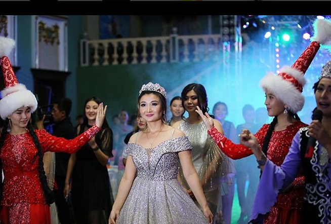 Лена өзінің кискасын көрсетті