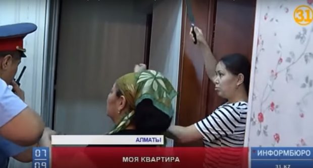 Алматыда жалғызбасты ана пәтерінен мәжбүрлі түрде шығармақ болған сот орындаушыларына пышақ ала жүгірді