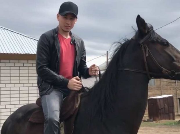 Әдемі жас киска фотосы