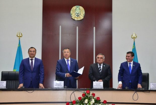 Шымкент қаласының статусы туралы тарихи құжатқа қол қойылды (фото)