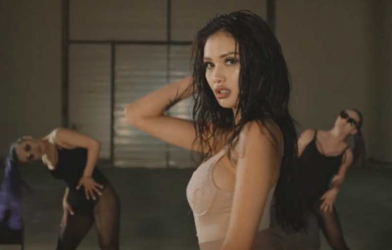 Желіде төменнен юбкаға қарап тұру