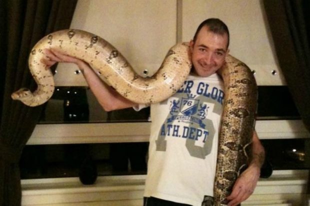 Ер адам өзіне ұнаған әйелдерді зорлау үшін 3 метрлік жыланды пайдаланған