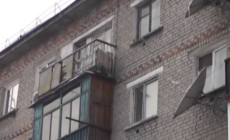 Жұмбақ өлім: Семейде 38 жастағы әйел бесінші қабаттан құлап көз жұмды