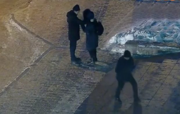 Астаналық ер адам көшеде әйелді соққыға жықты. Адамдар көмекке келмей, қарап тұрды (видео)