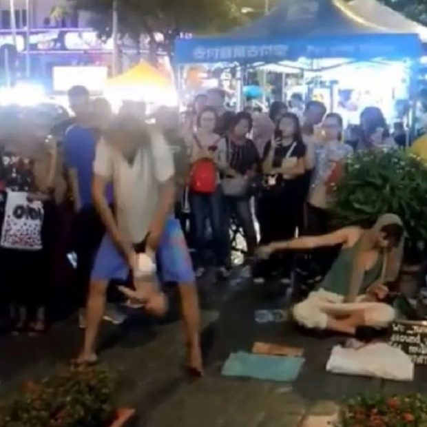 Трусики жоқ қысқа юбка киген әдемі қыздар