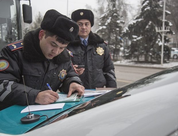 Бауыржан Байбек: Полицей пара сұраса, видеоға түсіріп жариялаңыздар