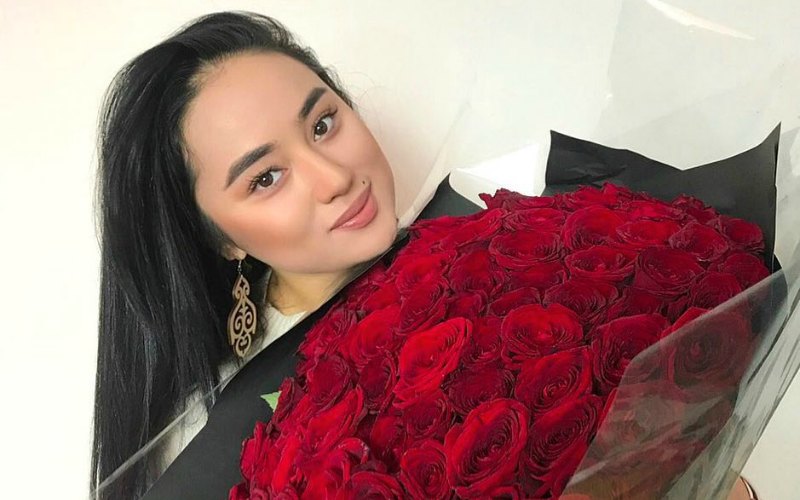 "Әртіс адамға күйеуге шық": Анар Батырхан әке-шешесінің өзіне қандай талап қойғанын айтты