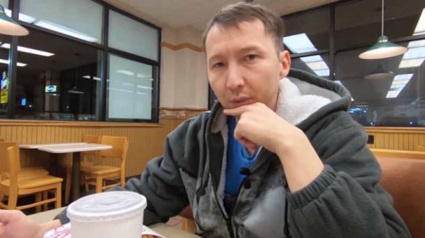 АҚШ-та жүргізуші болып жүрген қазақ жігіті шетелде қалай күн көріп жүргенін айтып берді 