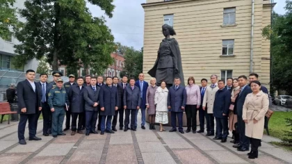 Аким Жамбылской области в Санкт-Петербурге возложил цветы к памятникам Жамбылу Жабаеву и Алие Молдагуловой