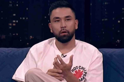 "Бір кештен тапқан ақшаға Астанадан пәтер алдым": Әміре "Голос" жобасының пайдасы жайлы айтты