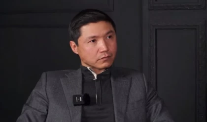 "Жарты жыл комада жатты". Бағлан Әбдрайымов анасының сырқаттанғанын айтып, көзіне жас алды