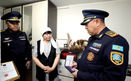 Алматы тауларындағы өрт сөндірушінің қазасы: Қайтыс болған құтқарушының анасы орденмен марапатталды