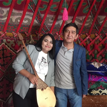 "Жылап отырмын": Атышулы айтыскер Айшолпан Тілеутай өзіне араша түскен Ринат Зайытовқа алғысын айтты