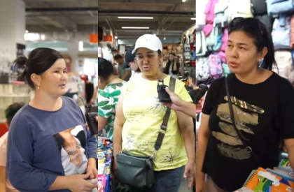 "Он есе қымбат!": Алматыда ата-аналар мектеп формасы мен оқу-құралдың бағасын айтып, шу шығарды