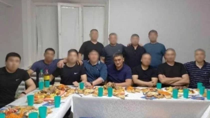Желіде қамауда жатқан Күдебаевтың камера ішінде мерекелік дастархан жайған фотосы тарады