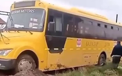Ішінде оқушылар бар: Алматы облысында ауыл мектебінің автобусы батпаққа батып қалған