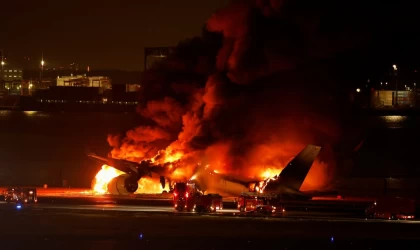 Japan Airlines жолаушылар ұшағы Токио әуежайына қону кезінде өртеніп кетті