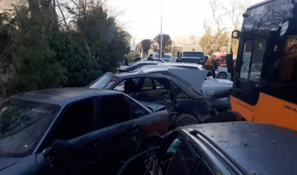Зардап шеккендер бар: Таразда жолаушылар автобусы қарсы бағытқа өтіп кетіп 10 жеңіл көлікпен соқтығысты